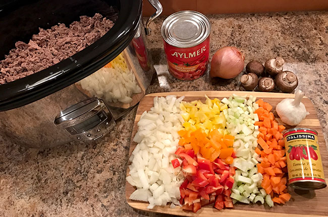 slow-cooker-with-pasta-sauce-ingredients